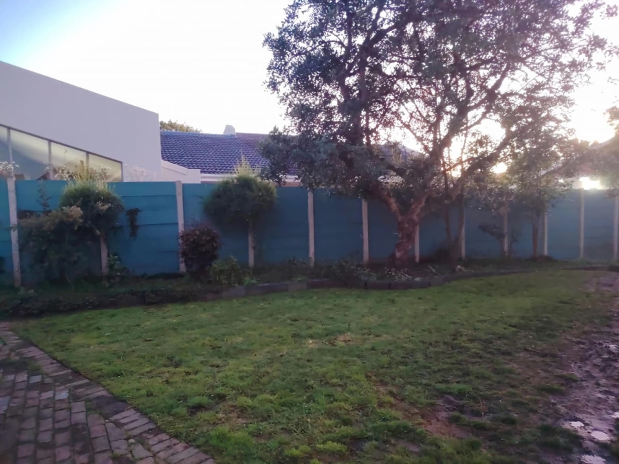 To Let 4 Bedroom Property for Rent in Loerie Park Western Cape